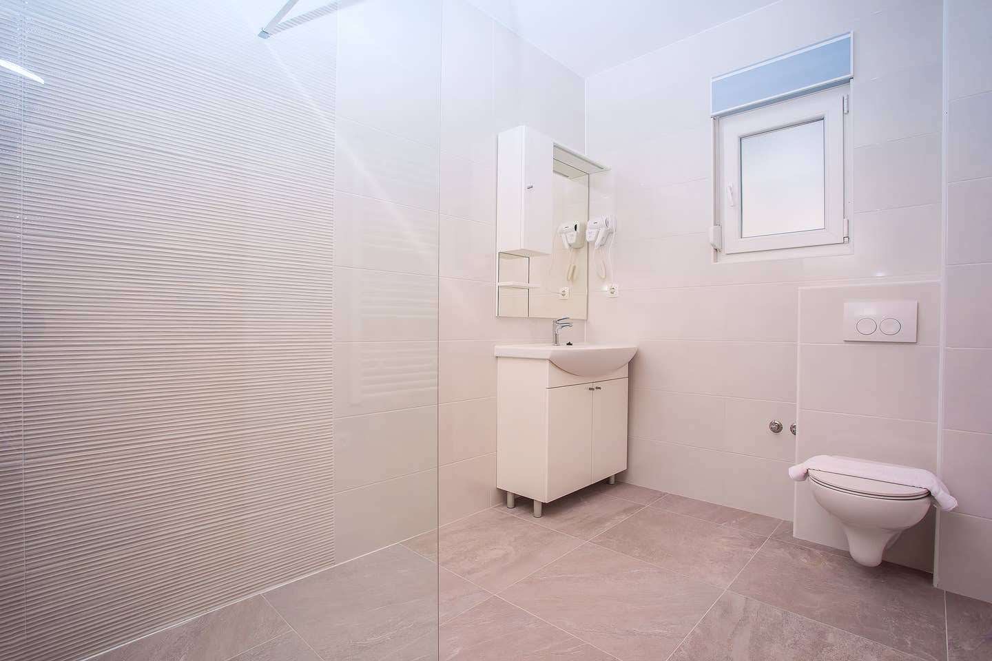 Second en-suite bathroom with walk-in shower