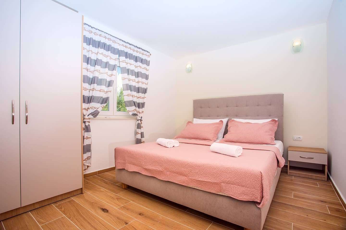 Bedroom with sea-view terrace door